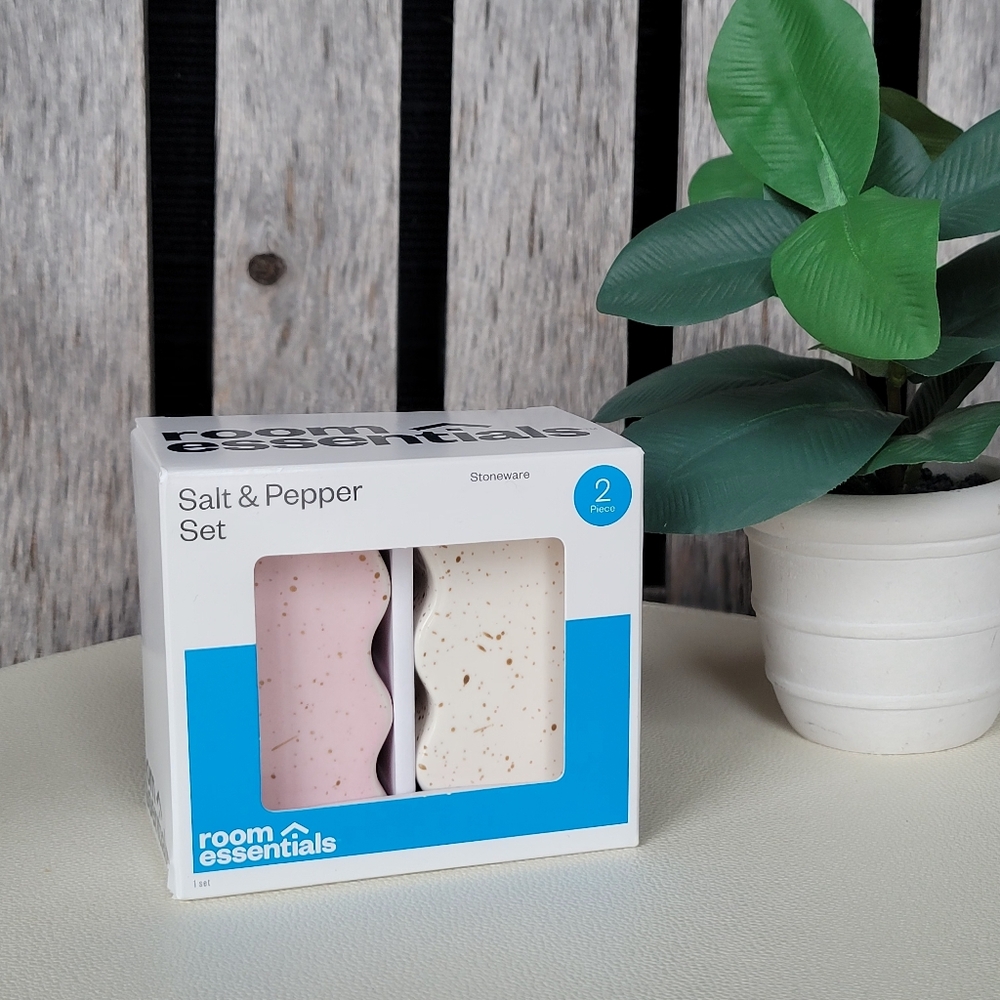 Room Essentials Pink & White Abstract Speckled Stoneware Salt & Pepper Set